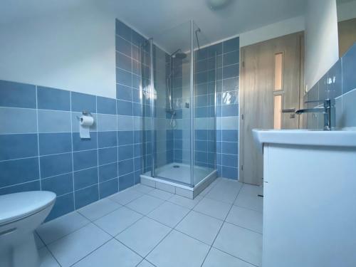 La salle de bains est pourvue d'une douche, de toilettes et d'un lavabo. dans l'établissement Penzión u Komu, à Žaškov
