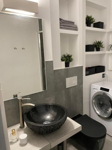 Kuchyňa alebo kuchynka v ubytovaní Grey Gucci Apartment City Center