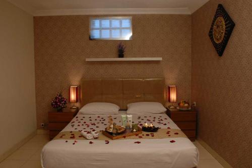 Un dormitorio con una cama con flores. en BLESSING RESIDENCE HOTEL, en Yakarta