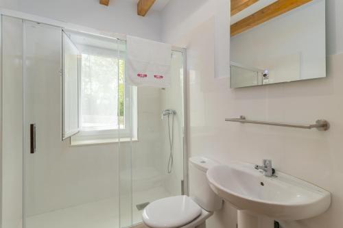 y baño con ducha, aseo y lavamanos. en Villa rural Balneario de Fontibre, en Fontibre
