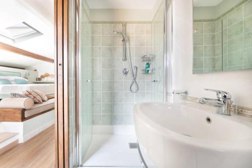 uma casa de banho com um chuveiro e um lavatório branco em San Cesareo 44 em Sorrento