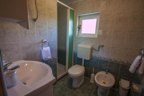 A bathroom at Apartments Amelie