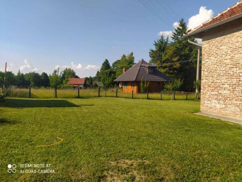 un cortile con un edificio in mattoni e una casa di Vikendica Matić a Goč