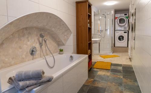 Ванная комната в Modern Apartment in the City Center of Bad Ischl