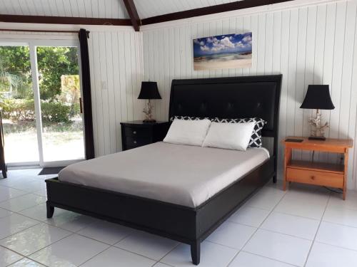 Tempat tidur dalam kamar di Private and Peaceful Cottage at the Beach