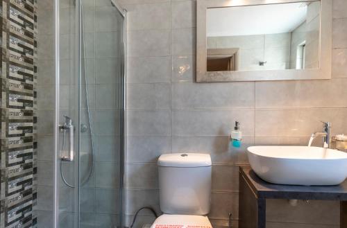 Ein Badezimmer in der Unterkunft Apartments Tina FREE transfer from-to the airport