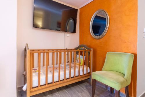Ein Bett oder Betten in einem Zimmer der Unterkunft Apartments Tina FREE transfer from-to the airport