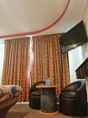 ein Wohnzimmer mit einem Sofa und einem Tisch in der Unterkunft Hotel Atlántico in Mexiko-Stadt