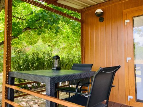 a table and chairs on the back porch of a house at Cabaña El Verdinal in Uña