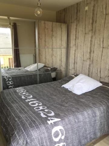 - une chambre avec 2 lits et une pancarte dans l'établissement Au 311, à Sainte-Cécile-Plage