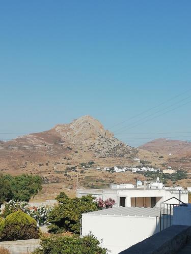 a view of a mountain in the distance with a building at Zozef Family House in Kámbos