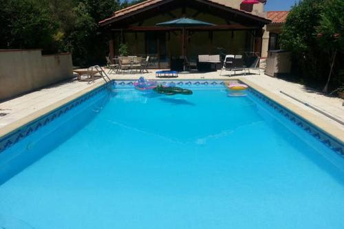 Bazén v ubytovaní Maison avec climatisation 230 M2 10 km centre Toulouse alebo v jeho blízkosti