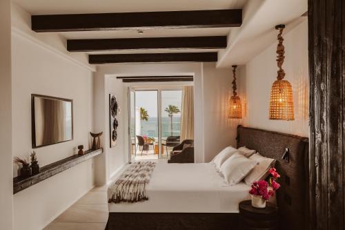 Кровать или кровати в номере Kaliva Suites - Adults Only