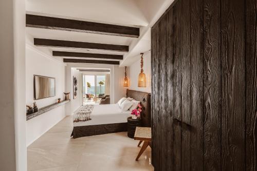 Кровать или кровати в номере Kaliva Suites - Adults Only