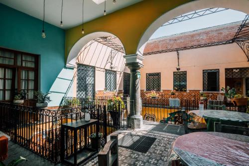 a patio with tables and chairs in a building at Casa Veeyuu in Puebla