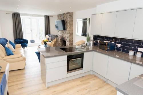 A kitchen or kitchenette at Modern House in Looe, Near Beach and Bars with Great Views and free access to a nearby Indoor Swimming Pool