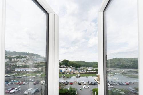 Gallery image of Modern House in Looe, Near Beach and Bars with Great Views and free access to a nearby Indoor Swimming Pool in Looe