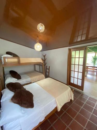 a bedroom with two beds in a room at Las Palmas Finca Turística in Filandia