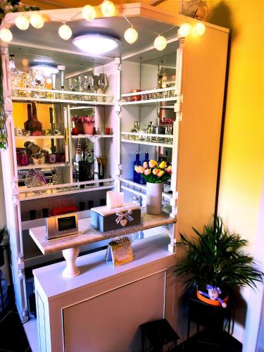a room with a counter with a shelf with items at Szandra Vendégház in Öskü