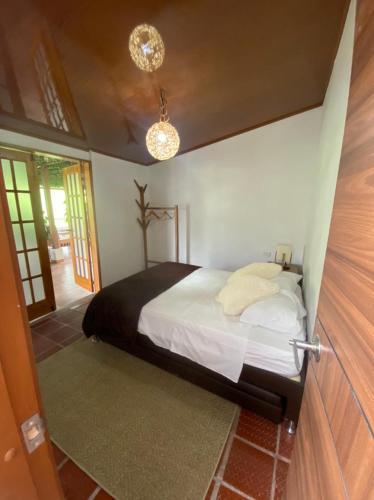 a bedroom with a bed in a room at Las Palmas Finca Turística in Filandia