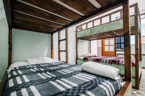 Katil dua tingkat atau katil-katil dua tingkat dalam bilik di Casa Veeyuu