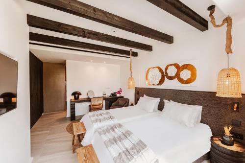 Кровать или кровати в номере Kaliva Suites - Adults Only