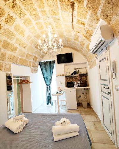 a room with a table with two towels on it at RomAntica in Polignano a Mare