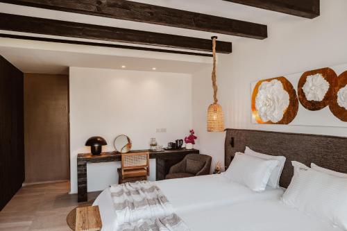 Кровать или кровати в номере Kaliva Suites - Adults Only