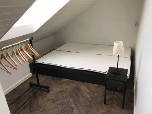 Dormitorio pequeño con cama en el ático en Poolhouse, no smoking everywhere, en Kvistgård