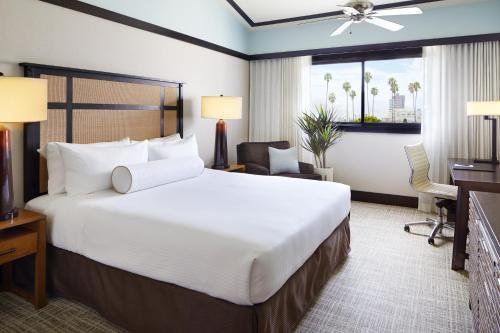 Pokój hotelowy z dużym łóżkiem i biurkiem w obiekcie Ambrose Hotel w Los Angeles
