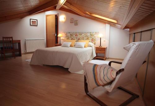 - une chambre avec un lit et une chaise dans l'établissement Apartamento Los Mesones, à Ágreda