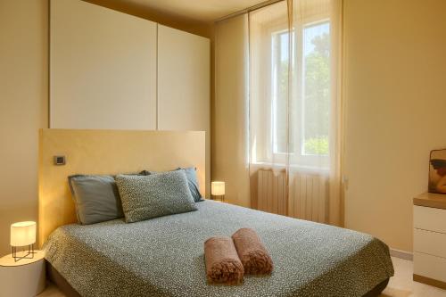 una camera da letto con un letto e due asciugamani di Casa Parenzana a Poreč (Parenzo)