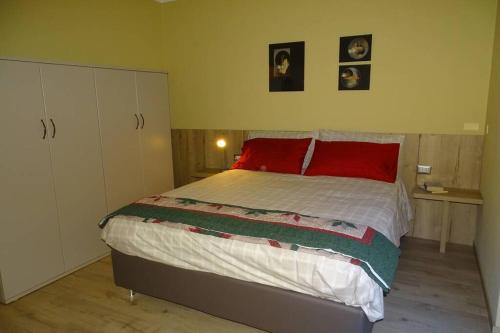 Ferrari's: bright apartment with magnificent view tesisinde bir odada yatak veya yataklar