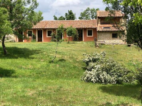 an old house in a field with a yard at LA SOLANILLA -Casas Rurales in Torre Val de San Pedro