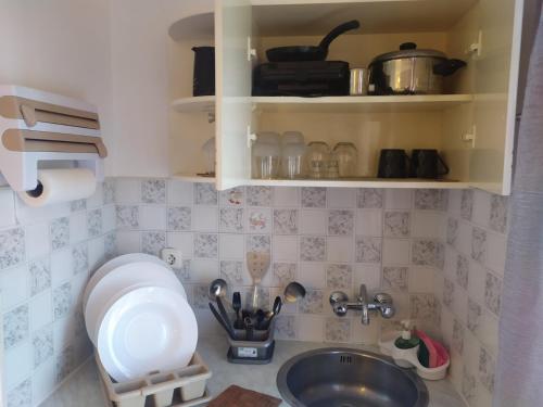 un bancone da cucina con un lavello e un lavandino di Villa Soula Kaliva a Kefalos