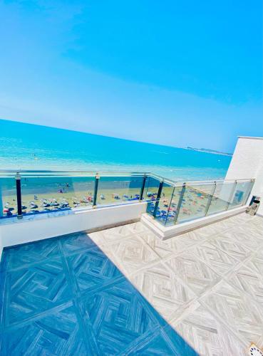 Blick auf den Strand vom Balkon eines Resorts in der Unterkunft Luxury Penthouse Shkembi Kavajes in Durrës