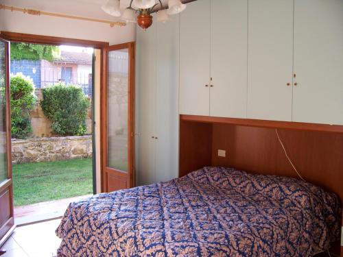 グレーヴェ・イン・キアンティにあるAppartamenti Il Girasoleのベッドと大きな窓のある寝室