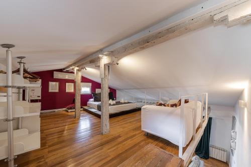 Våningssäng eller våningssängar i ett rum på BNBHolder Charming Duplex Attic SOL