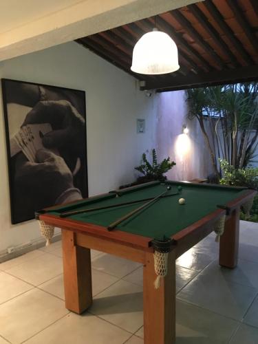 einen Billardtisch im Wohnzimmer mit in der Unterkunft NUMAR HOTEL in João Pessoa