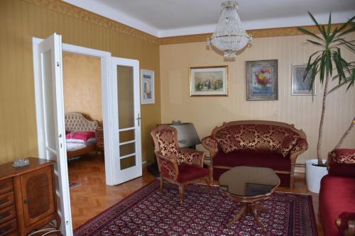 sala de estar con sofá y silla en Vijecnica Tuzlaks apartments en Sarajevo