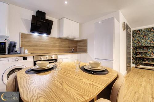 - une cuisine avec une table en bois et 2 plats dans l'établissement Charmant Studio au coeur de Metz (unenuitametz), à Metz