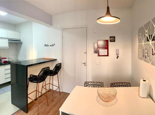 Η κουζίνα ή μικρή κουζίνα στο 707- Apartamento Encantador, amplo e decorado, quarto, sala, cozinha, mobiliario moderno, cozinha completa com utensílios , Excelente vista da cidade e localização privelegiada no bairro Bigorrilho