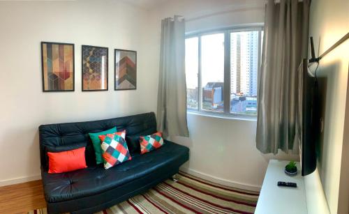 Χώρος καθιστικού στο 707- Apartamento Encantador, amplo e decorado, quarto, sala, cozinha, mobiliario moderno, cozinha completa com utensílios , Excelente vista da cidade e localização privelegiada no bairro Bigorrilho