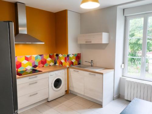 cocina con lavadora y secadora en una habitación en Le Puy Carmin - Gîte 6 personnes - 18 min du PuyDuFou en Bazoges-en-Paillers