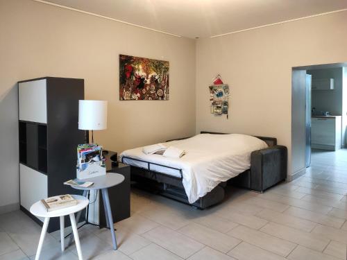 um quarto com uma cama, uma mesa e uma mesa em Le Puy Carmin - Gîte 6 personnes - 18 min du PuyDuFou em Bazoges-en-Paillers