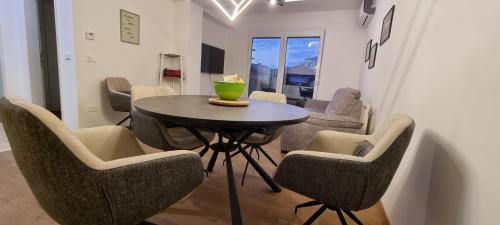 Coin salon dans l'établissement Svir Deluxe Apartment No 8