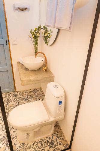 a bathroom with a toilet and a sink at Casa Guatí in Barichara