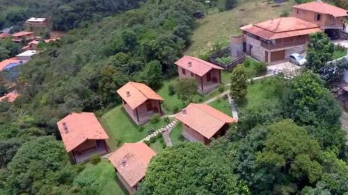 uma vista aérea de uma casa numa colina em CHALÉ NATIVO R Júlio Miranda nº 06 em Conceição da Ibitipoca