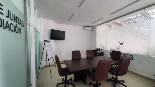 a conference room with a table and chairs at Hotel boutique turquesa in Tapachula