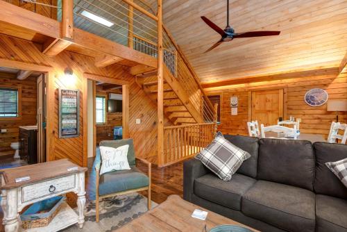 Ruang duduk di The Big Cabin
